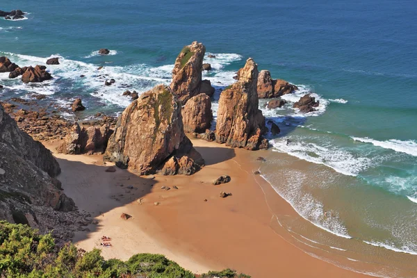 Las rocas en una playa solitaria del océano Atlántico — Foto de Stock