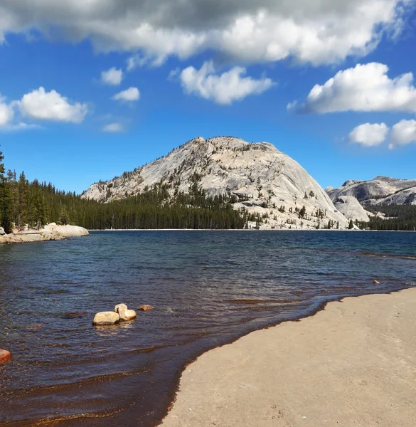 Le lac au col dans le parc Yosemite — Photo