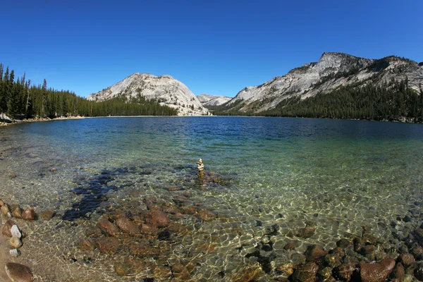 Глубокое озеро в парке Йосемити — стоковое фото