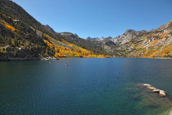 Górskie jezioro z Lazur wody — Zdjęcie stockowe