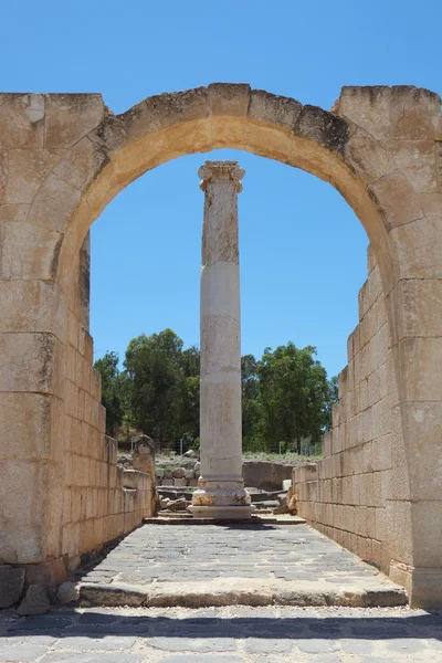 Арка и колонна римского амфитеатра — стоковое фото