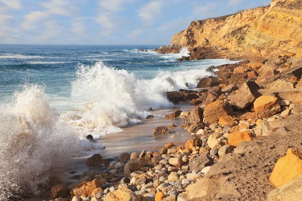 O poderoso surf oceânico em Sintra, Portugal — Fotografia de Stock