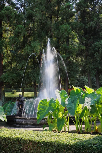 Nádherná fontána s kulatým luk — Stock fotografie
