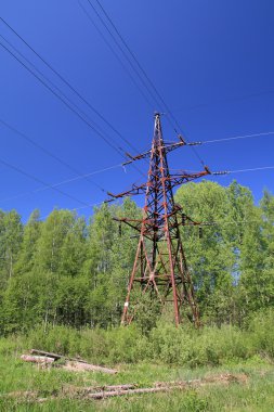 mavi zemin üzerine elektrik direği