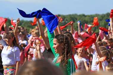 Velikij novgorod, Rusya Federasyonu - 10 Haziran: genç kızlar sokakta dans