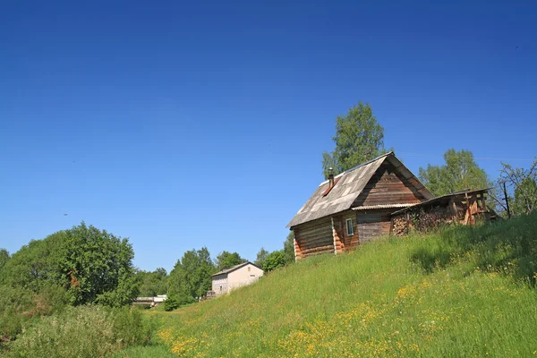 Lantligt hus på liten kulle — Stockfoto