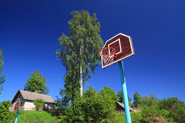 篮球圈在蓝色背景上 — 图库照片