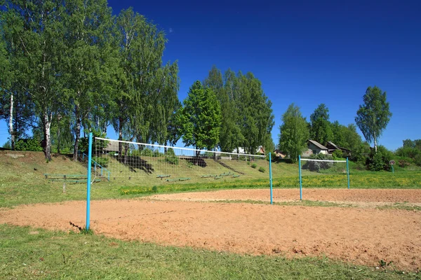 Volleybal net onder zomer boom — Stockfoto