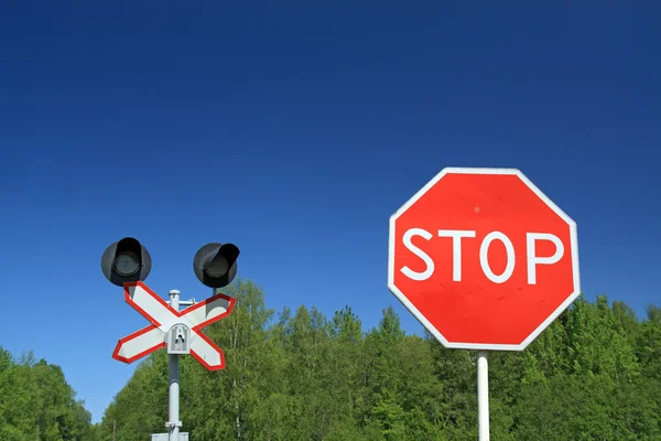 Дорожній знак на залізничних станціях — стокове фото