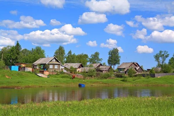 Nehir kıyısında yaşlanma Köyü — Stok fotoğraf
