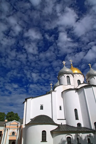 Iglesia ortodoxa cristiana sobre fondo nublado — Foto de Stock
