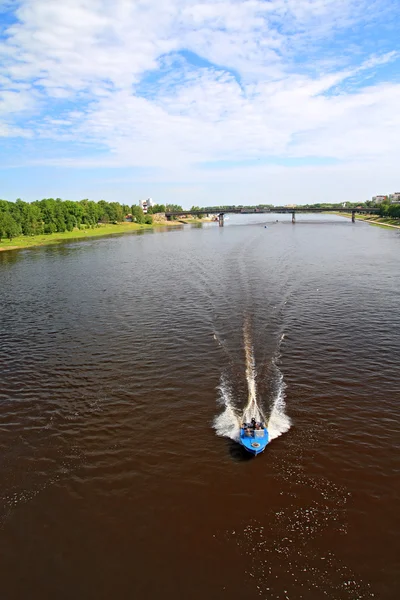 Barco navega en amplio río — Foto de Stock