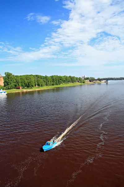 Barco navega em rio largo — Fotografia de Stock