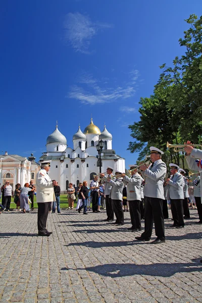 VELIKIJ NOVGOROD, RUSSIA - JUNE 10: military orchestra on street — Stock Photo, Image