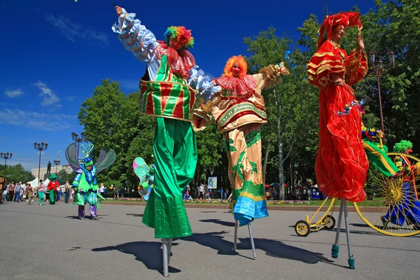 VELIKIJ NOVGOROD, RUSSIE - 10 JUIN : clowns dans la rue de la ville le jour — Photo