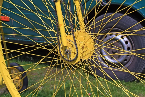 Roue de vélo jaune — Photo