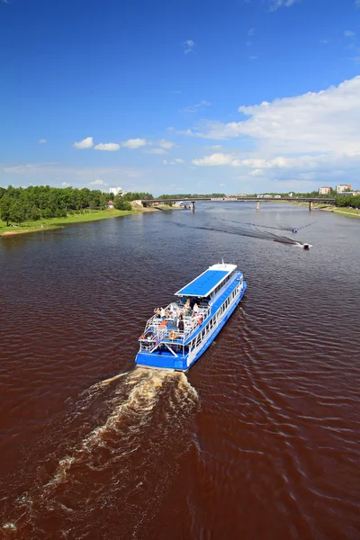 Barco a motor paseo marítimo en el gran río —  Fotos de Stock