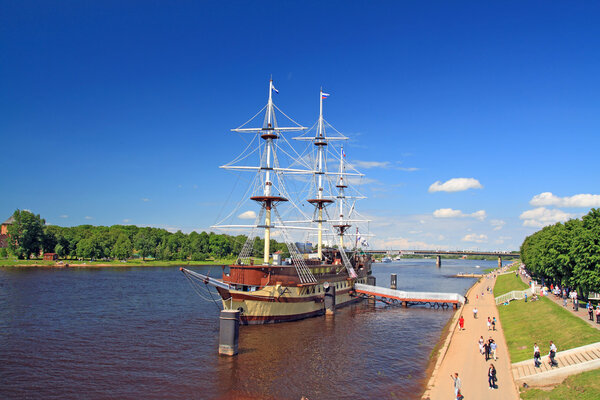 Большой парусник на городском пирсе
