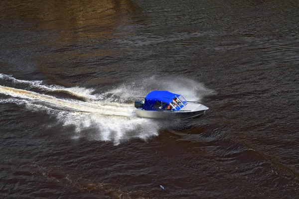 Barco navega en amplio río —  Fotos de Stock