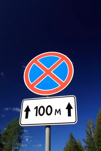 Kırsal yolu üzerinde trafik işaretleri — Stok fotoğraf