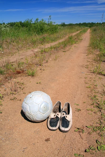 A vidéki úton kopott cipő — Stock Fotó