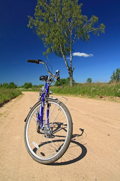 砂浜の農村道路の自転車 — ストック写真