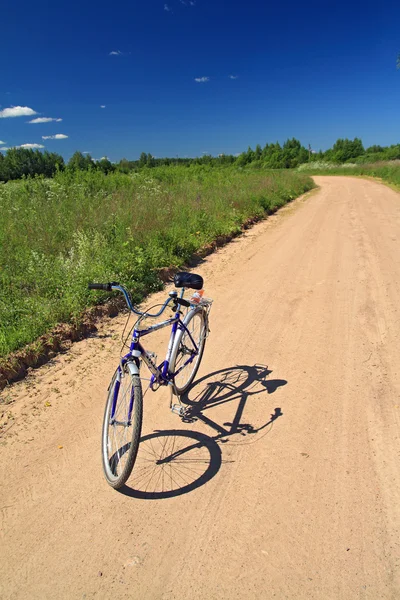 Kerékpár homokos vidéki úton — Stock Fotó