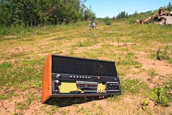 Παλιό ραδιόφωνο επί αγροτικής οδού — Φωτογραφία Αρχείου