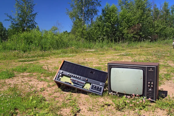 Vecchia radio su strada rurale — Foto Stock