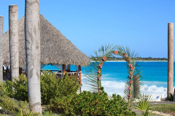 Bröllop lusthus på den karibiska kusten. — Stockfoto