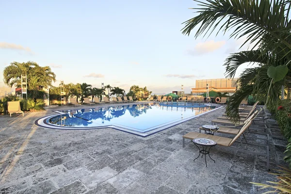 Zwembad op het dak van hotel. — Stockfoto