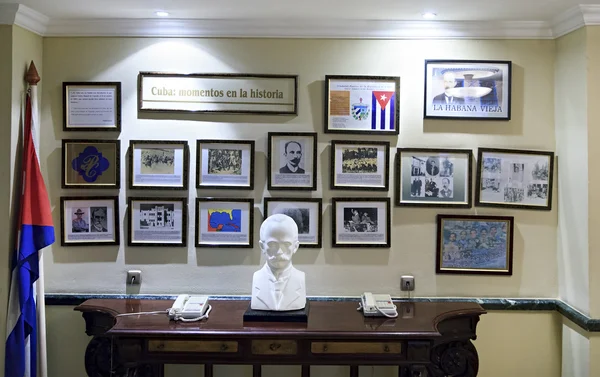 Wall of historical events in Cuba hotel — Stok Foto