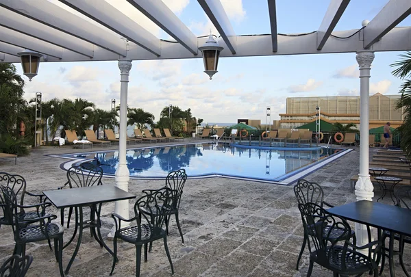 Swimmingpool på taget af hotellet . - Stock-foto
