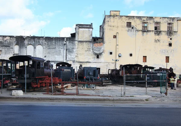 倉庫の古い機関車. — ストック写真