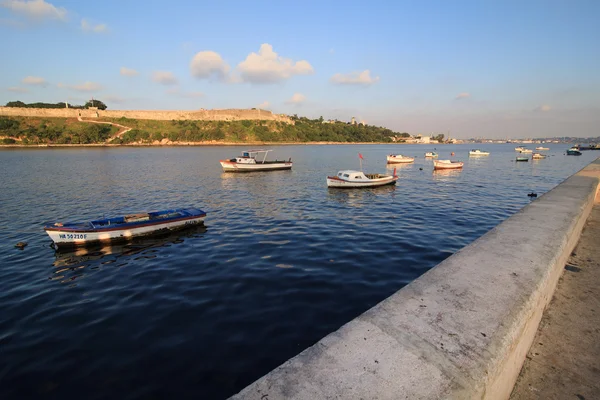 Barcos de pesca na baía de Havana . — Fotografia de Stock