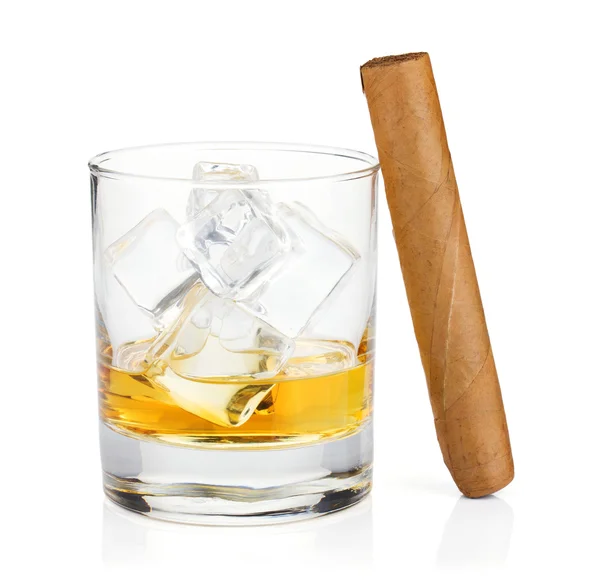 Vidrio de whisky y cigarro —  Fotos de Stock