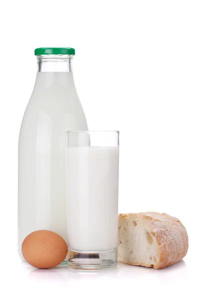 Bottiglia di latte, vetro, uova e pane — Foto Stock