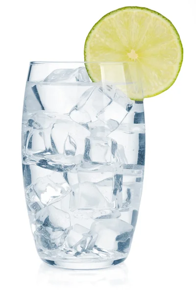 Vaso de agua pura con cubitos de hielo y rodajas de lima — Foto de Stock
