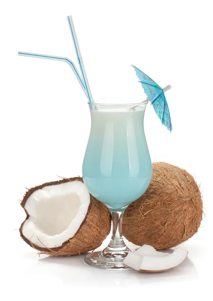 Голубой гавайский коктейль и кокосы — стоковое фото