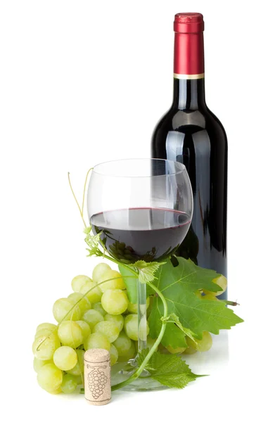 Copo de vinho tinto, garrafa e uvas — Fotografia de Stock