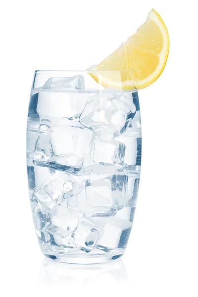 Склянка чистої води з кубиками льоду та лимонним шматочком — стокове фото