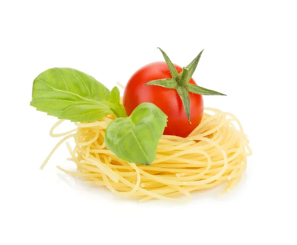 Черри помидор, базилик и макароны — стоковое фото