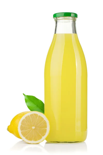 Бутылка лимонного сока и свежие лимоны — стоковое фото
