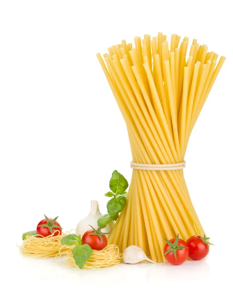 Těstoviny, rajčata, bazalka a česnek — Stock fotografie