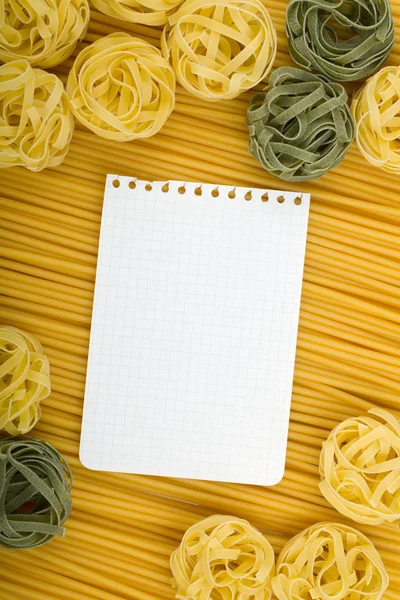 Bir not kağıdına İtalyan makarna arka plan — Stok fotoğraf