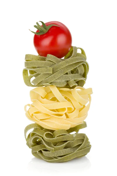 Fettuccine nesten pasta met tomaten cherry — Stockfoto
