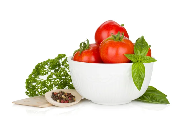 Olgun domates, fesleğen ve maydanoz — Stok fotoğraf