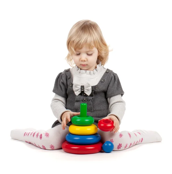 Fetiță cu o piramidă de jucărie — Fotografie, imagine de stoc