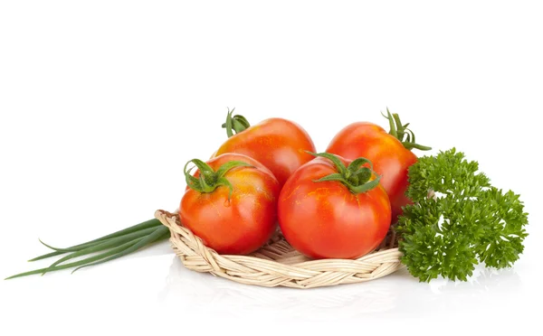Dojrzałe pomidory, natkę pietruszki i zielona cebula — Zdjęcie stockowe