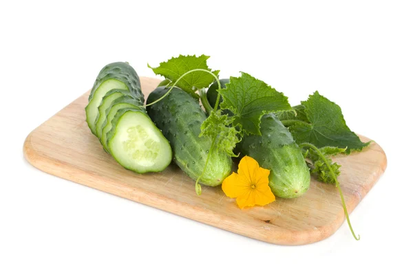 Kesme tahtası üzerinde olgunlaşmış dilimlenmiş salatalık — Stok fotoğraf